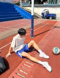 足球比赛中如何保持体能？